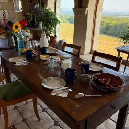 Chaque Année, 180 Personnes Accueillies Au Sommet Du Périgord Bed & Breakfast